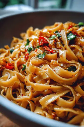 Aromatic Garlic Chilli Noodles with Soy and Vinegar