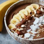Smoothie bowl chocolat, banane, noisettes et noix de coco