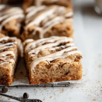 Cinnamon Roll Blondies