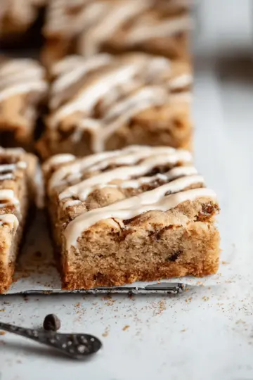 Cinnamon Roll Blondies