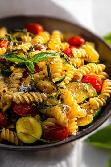 Pasta with Zucchini and Tomatoes