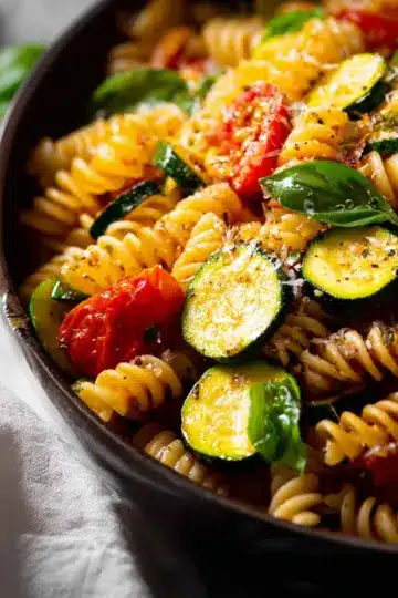 Pasta with Zucchini and Tomatoes